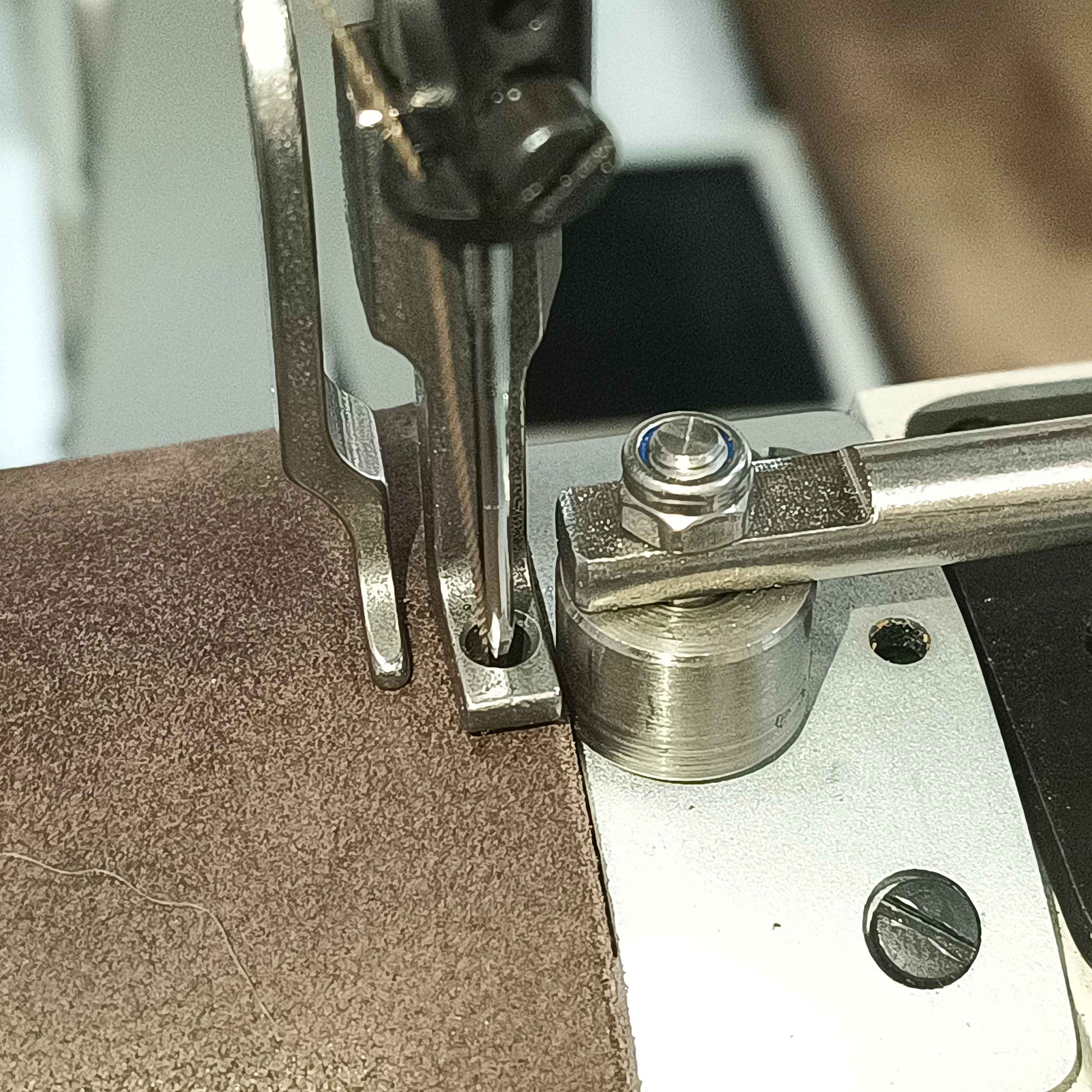 Hightex CB 4500 - Schwere Barrelschiffchen Nähmaschine für Sattlerei und Lederhandwerk