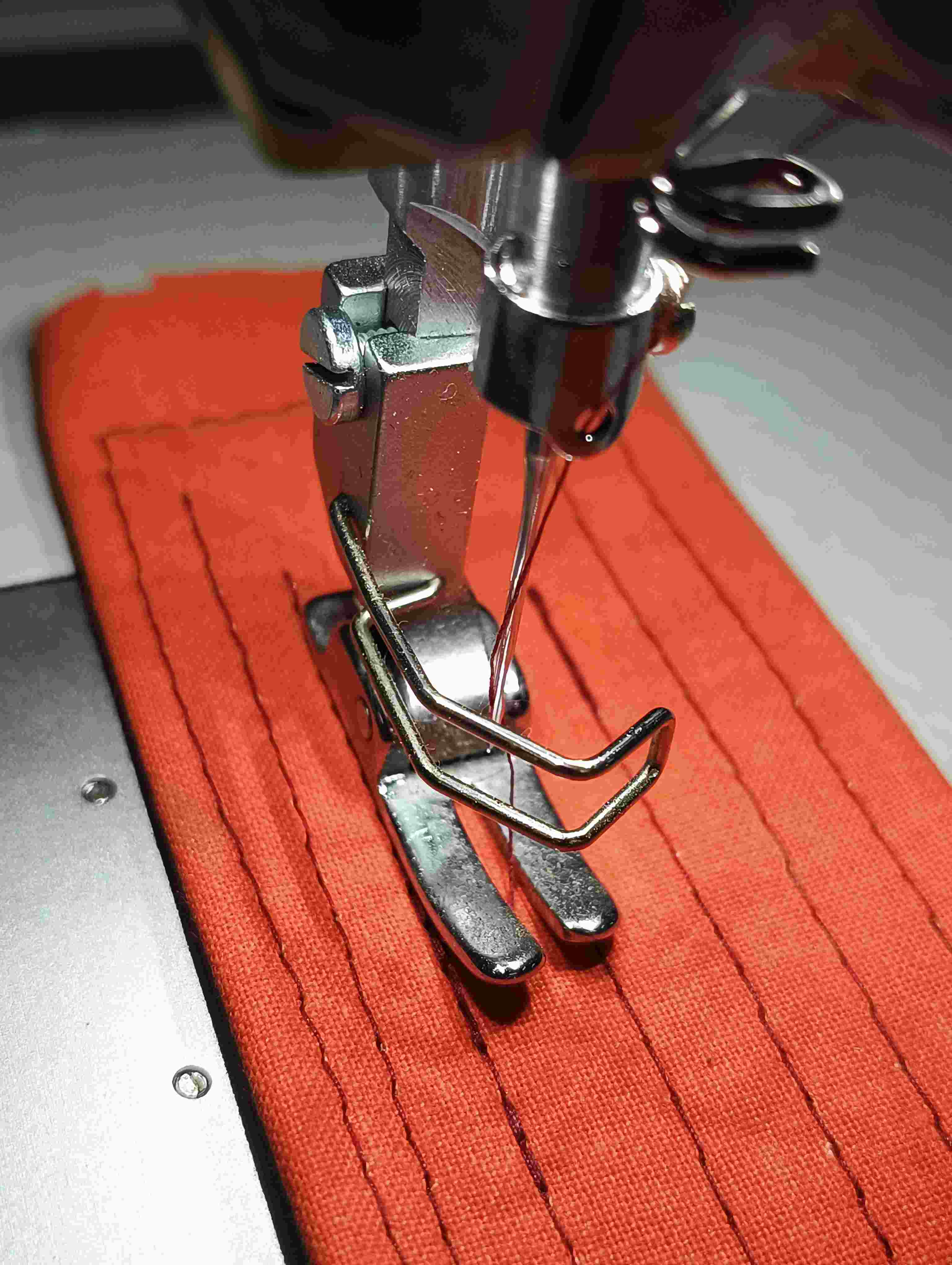 Industrienähmaschine Dürkopp Adler 261 Fadenabschneider leiser 230 V Motor für leichte bis mittlere Materialstärken