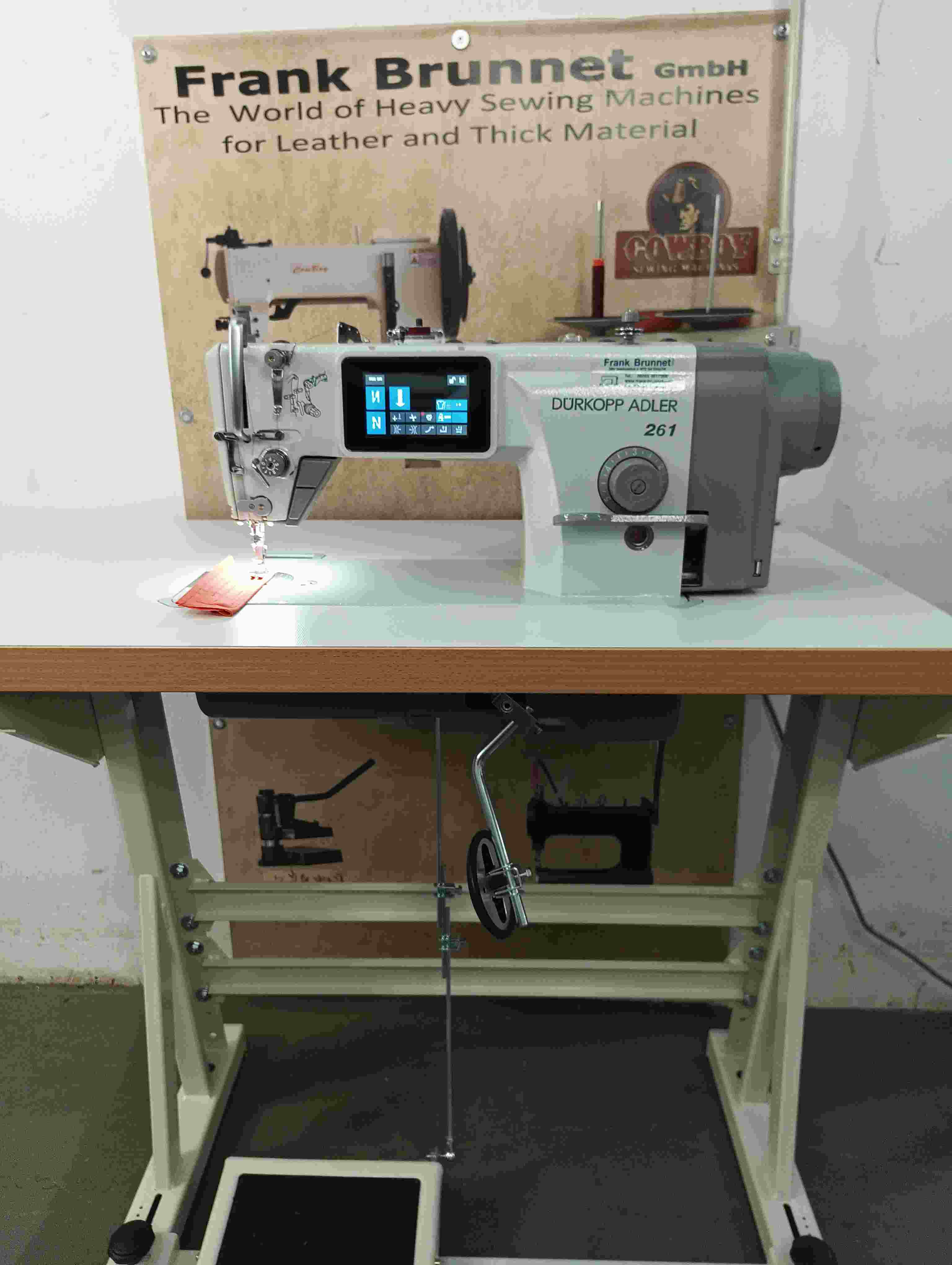 Industrienähmaschine Dürkopp Adler 261 Fadenabschneider leiser 230 V Motor für leichte bis mittlere Materialstärken